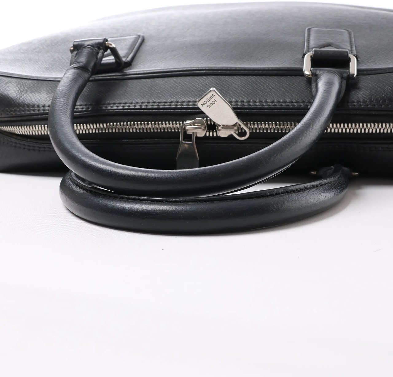 Louis Vuitton Neoigor Taiga Leather Handbag in Black M32782 Zwart