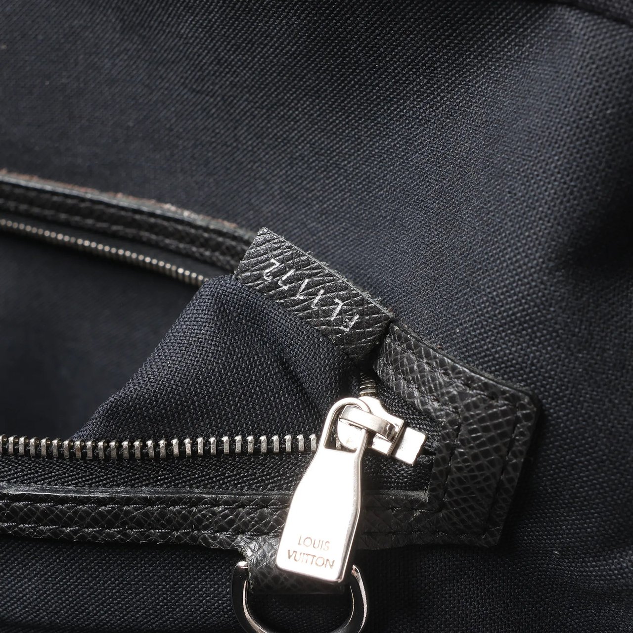 Louis Vuitton Neoigor Taiga Leather Handbag in Black M32782 Zwart