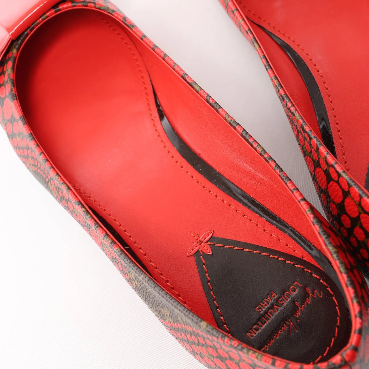 Louis Vuitton Louis Vuitton x Yayoi Kusama Bow 12 years Leather Polka Dot Ballet Flats in Red x Black, Size 38.5 EU Rood