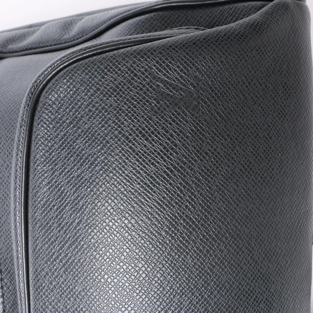 Louis Vuitton Cassiar Taiga Leather Backpack in Black M30172 Zwart