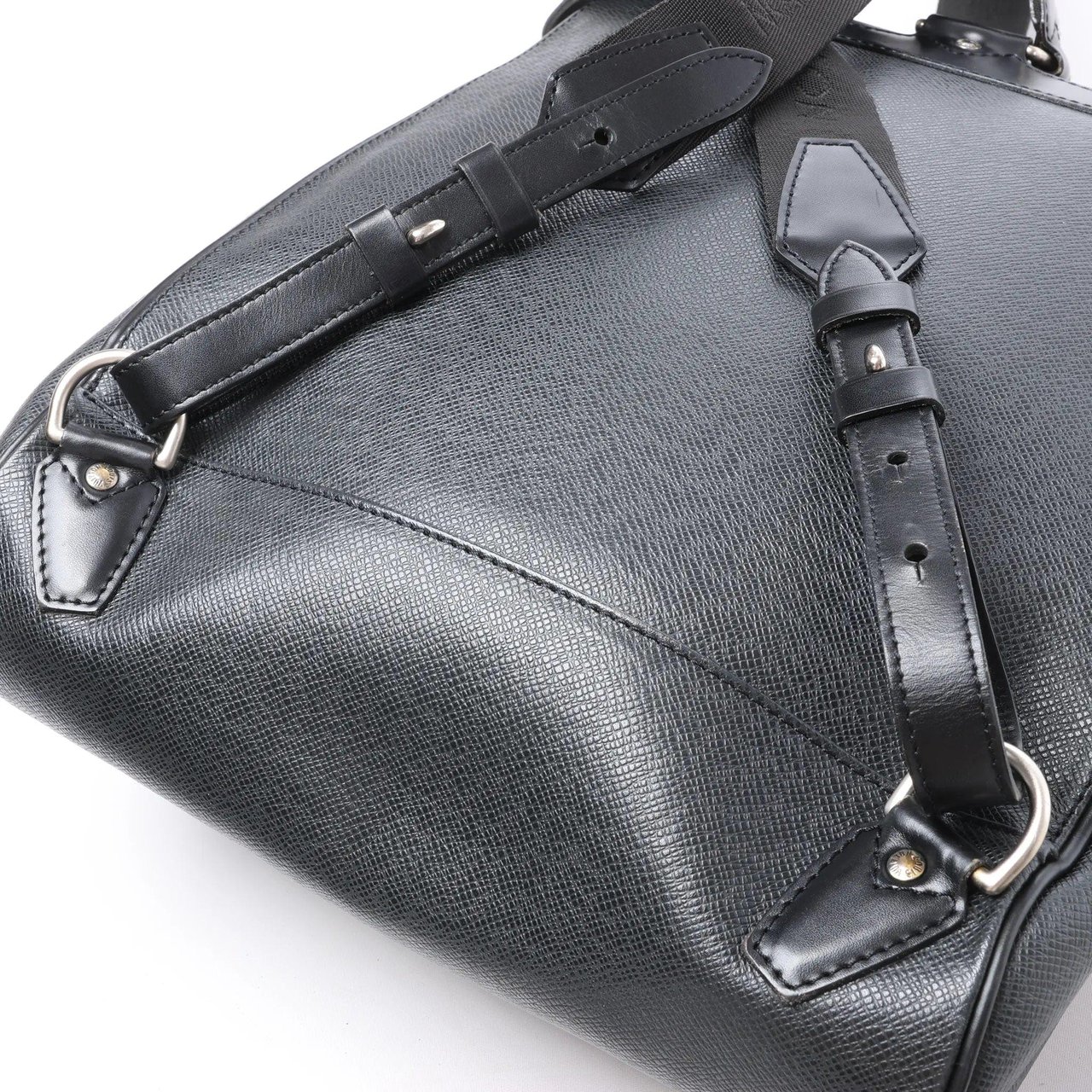 Louis Vuitton Cassiar Taiga Leather Backpack in Black M30172 Zwart