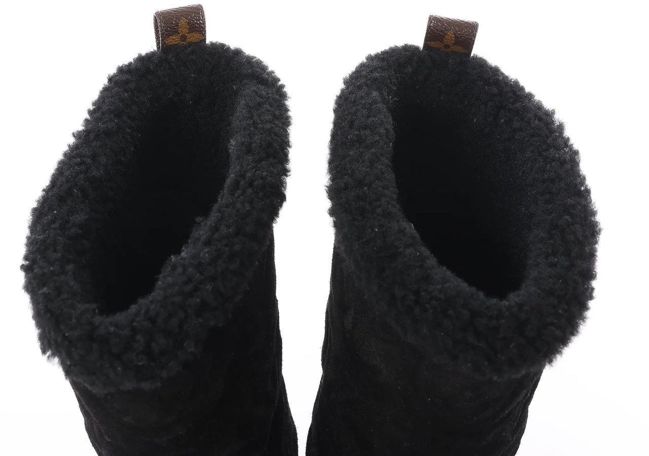 Louis Vuitton Breezy line 19-year Monogram Suede x Sheepskin Boots in Black CL0169, Size 38 EU Zwart