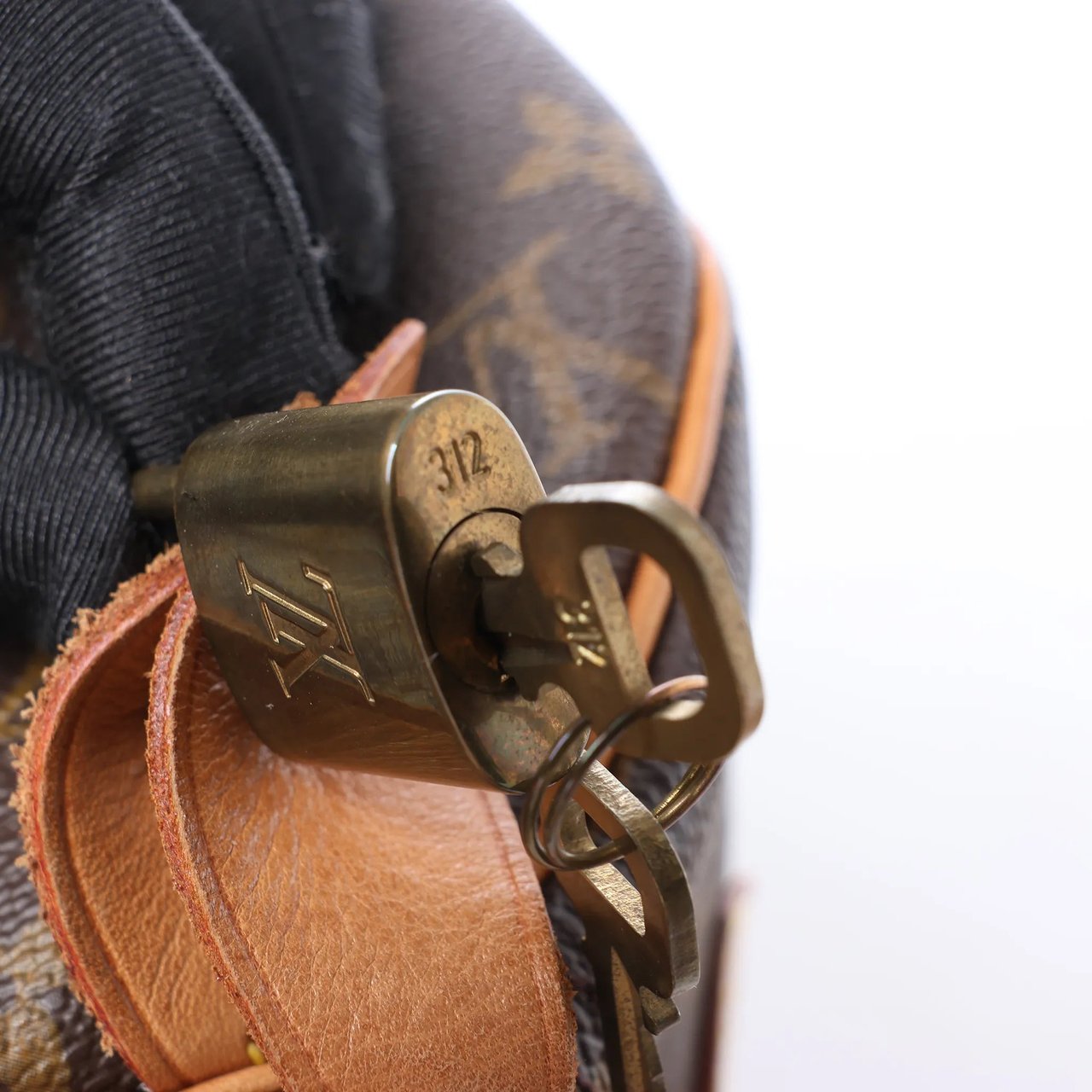 Louis Vuitton Speedy 30 Monogram Canvas Handbag in Brown M41526 Bruin