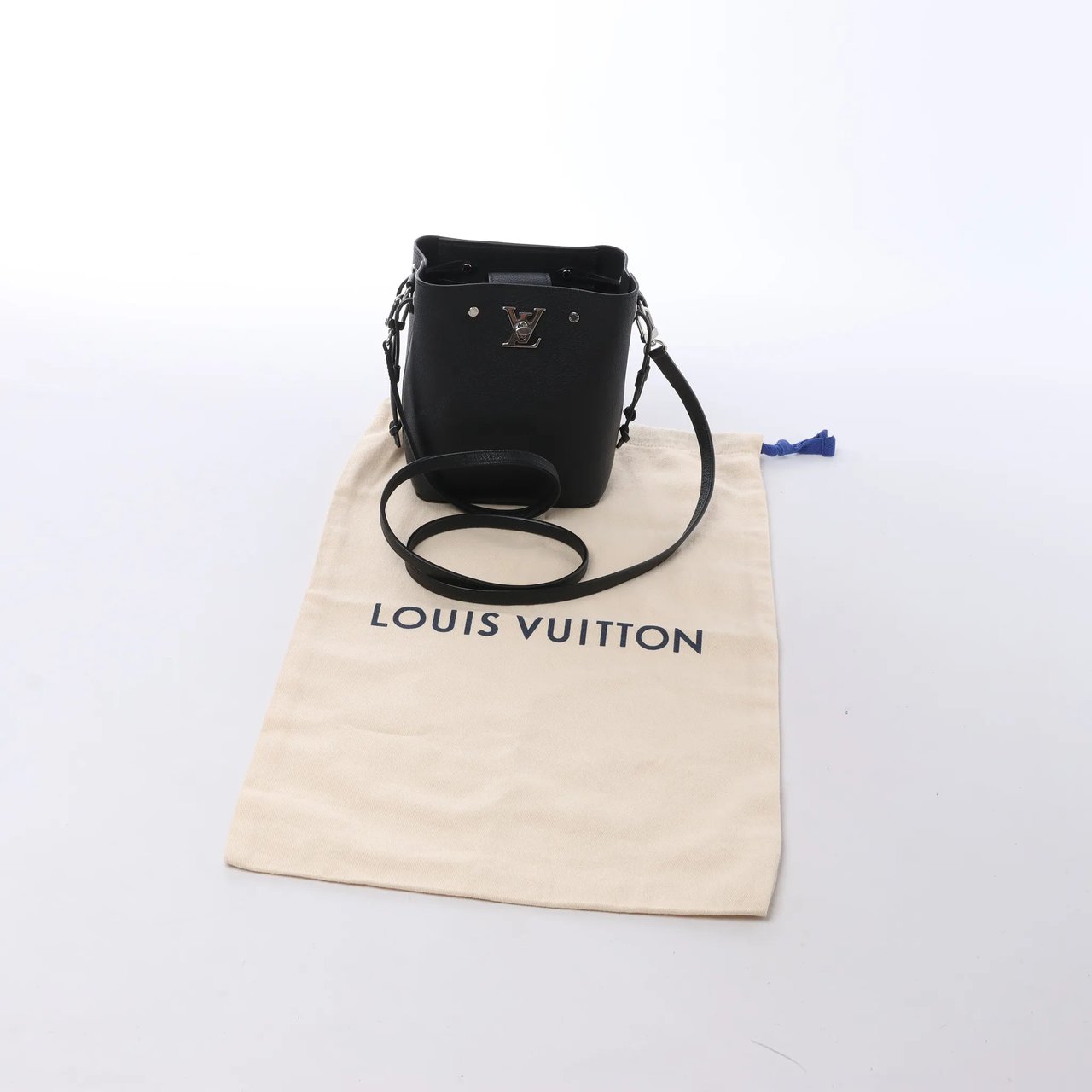 Louis Vuitton LockMe Shoulder Bag in Black Zwart