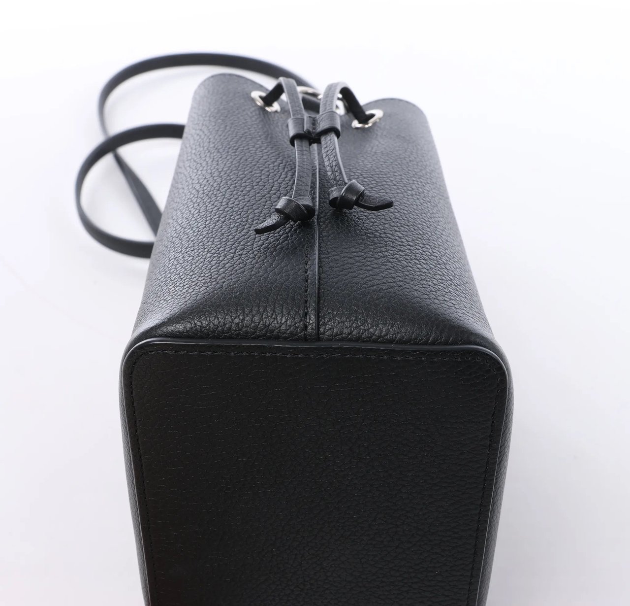 Louis Vuitton LockMe Shoulder Bag in Black Zwart