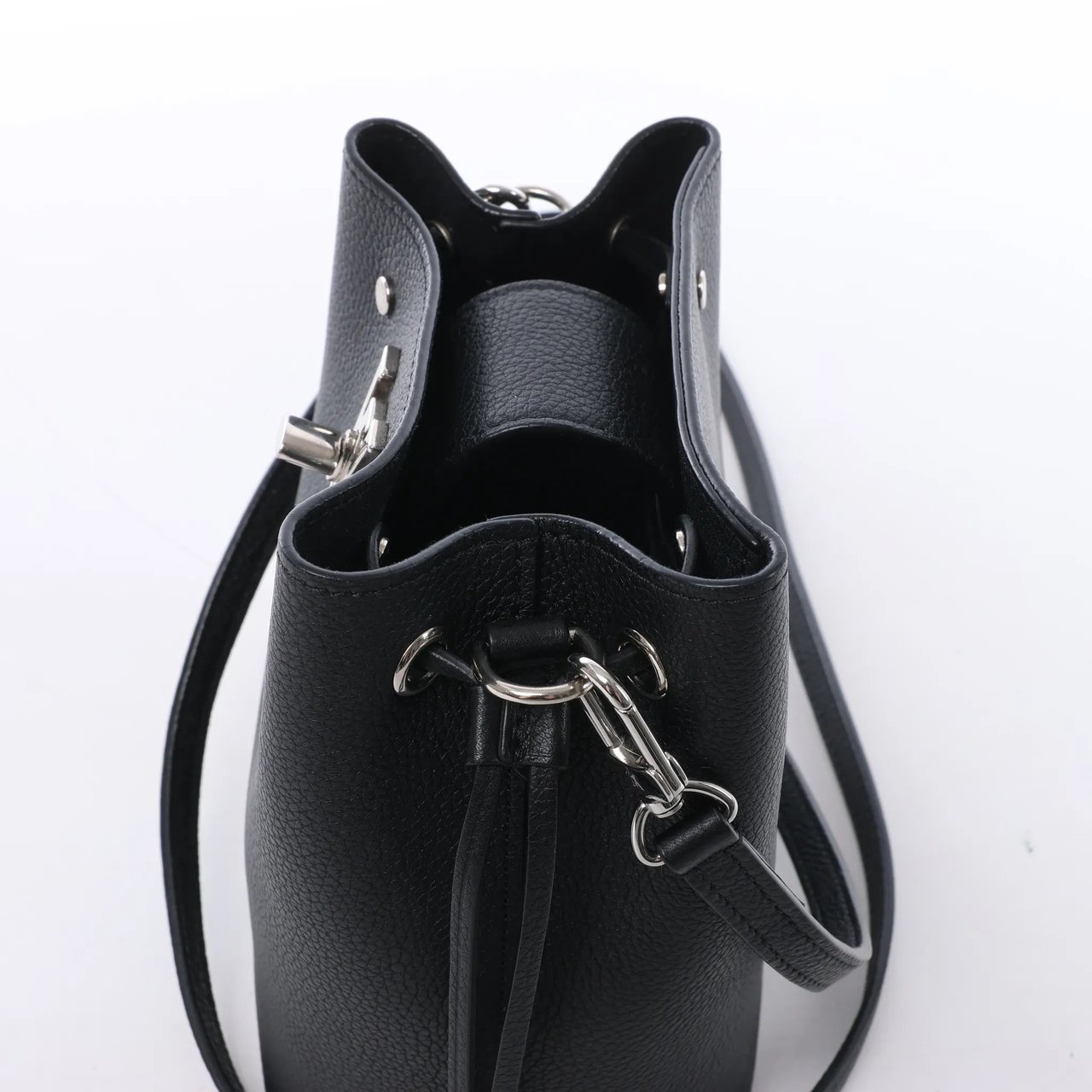 Louis Vuitton LockMe Shoulder Bag in Black Zwart