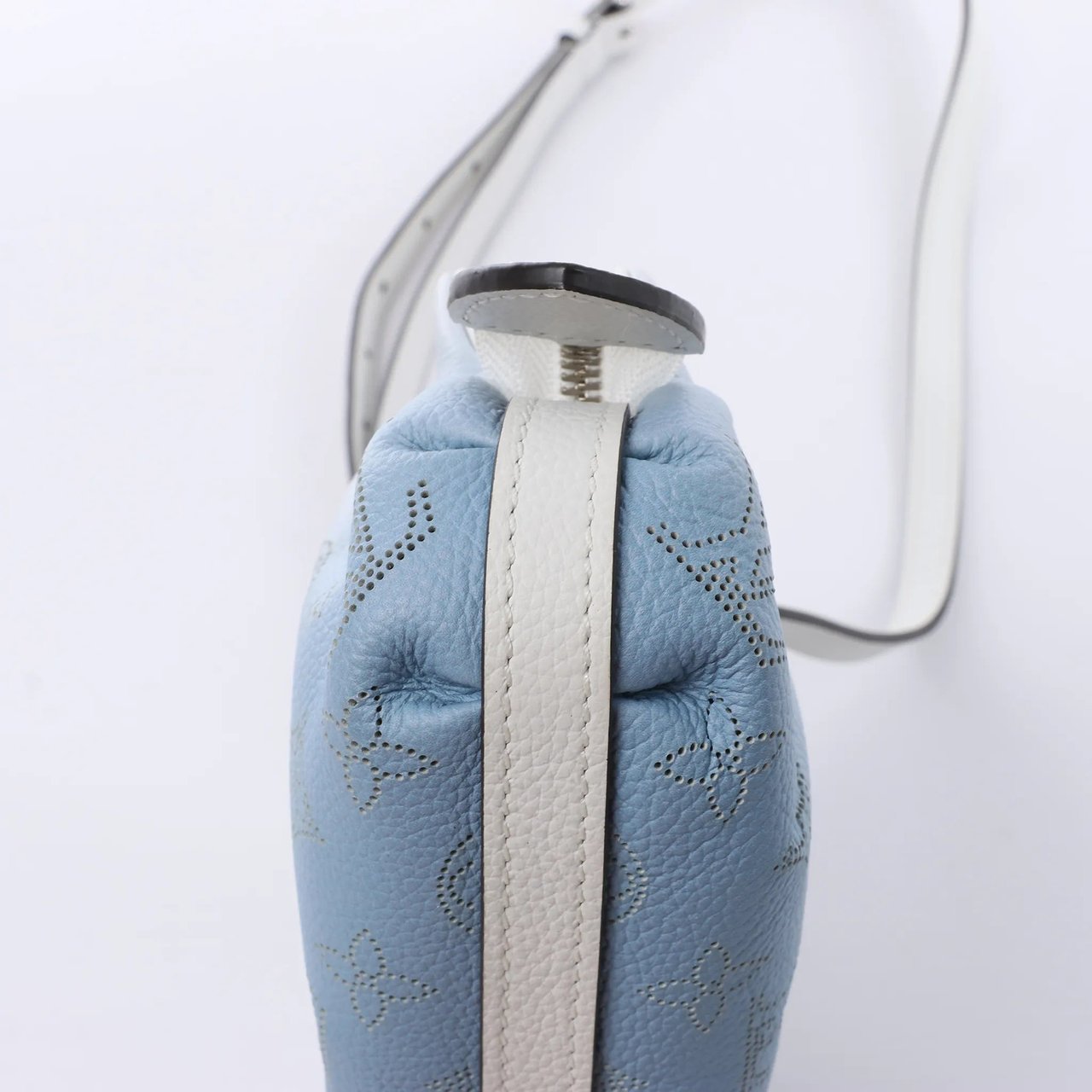 Louis Vuitton Scala Mini Mahina Leather Crossbody Bag in White x Blue M80497 Blauw
