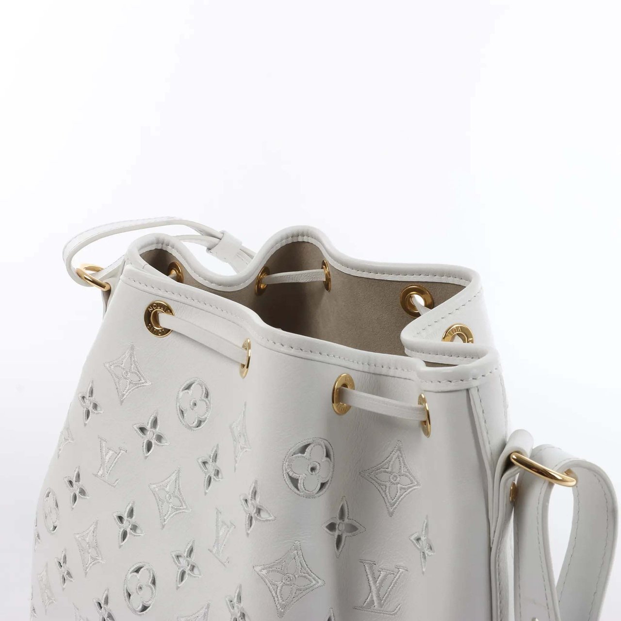 Louis Vuitton Petit Noe NM Monogram Cutout Shoulder Bag in White M20740 Wit