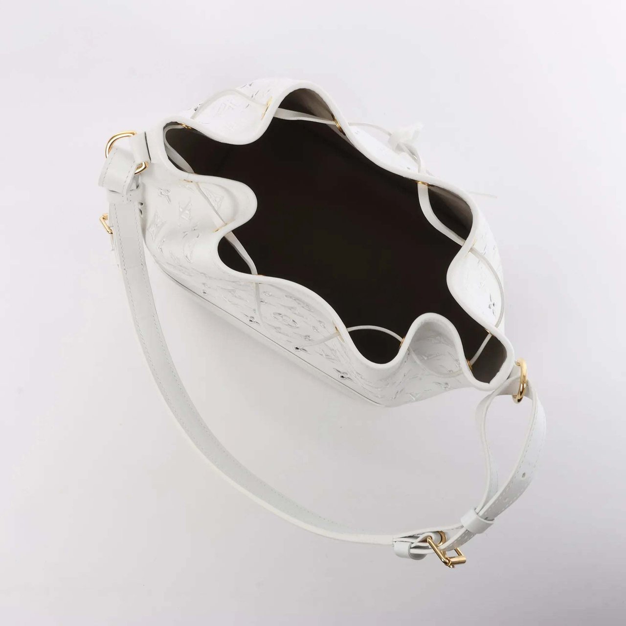 Louis Vuitton Petit Noe NM Monogram Cutout Shoulder Bag in White M20740 Wit