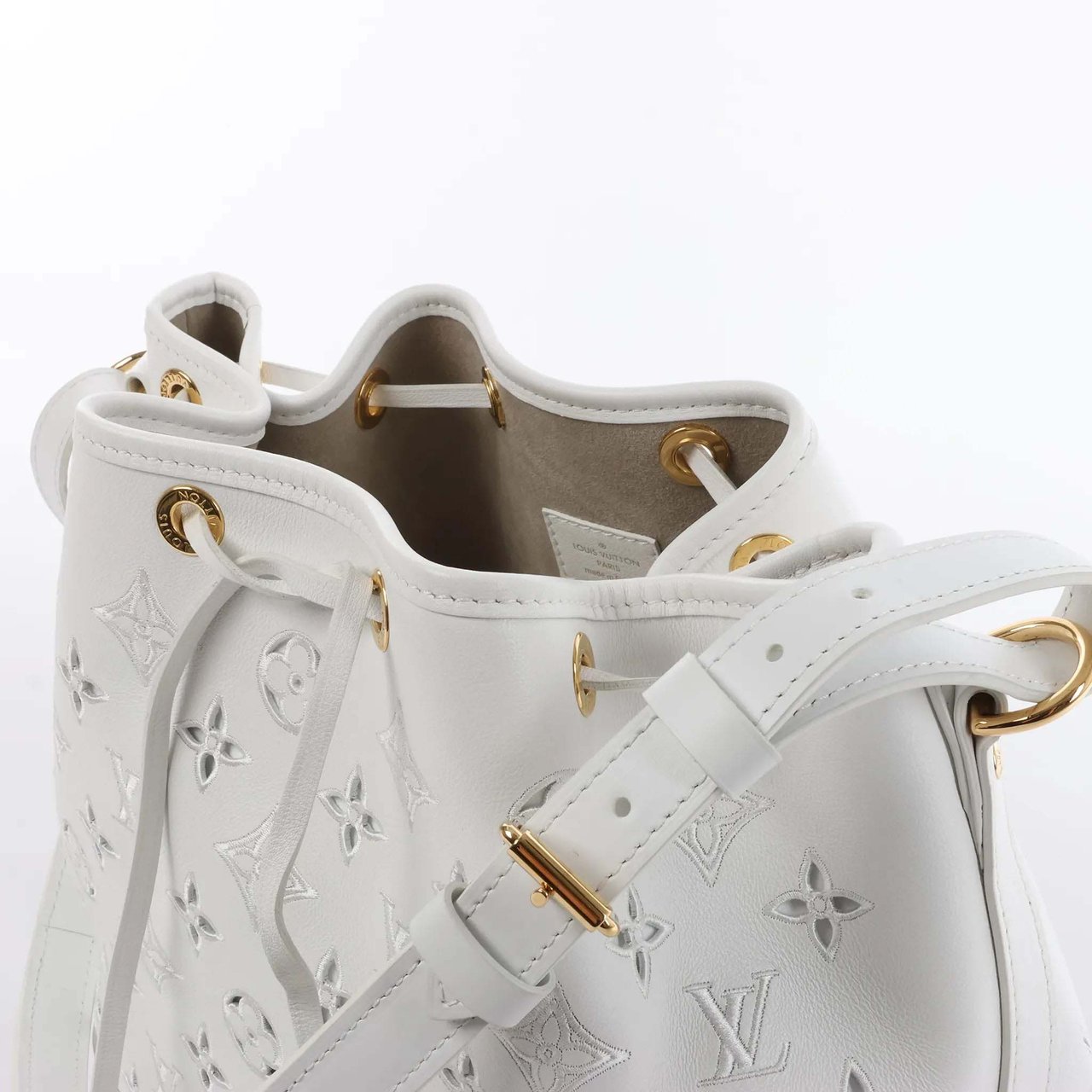 Louis Vuitton Petit Noe NM Monogram Cutout Shoulder Bag in White M20740 Wit