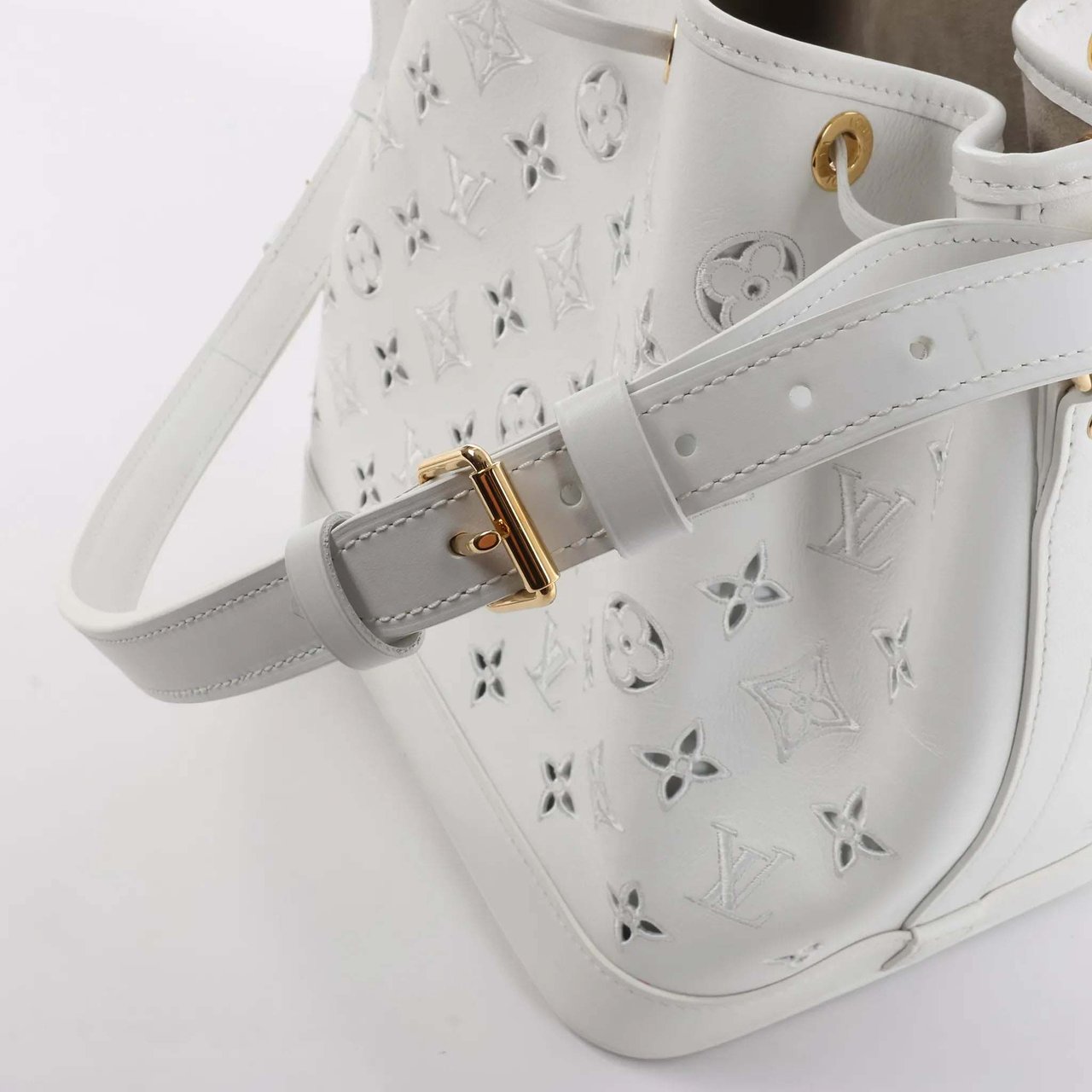 Louis Vuitton Petit Noe NM Monogram Cutout Shoulder Bag in White M20740 Wit