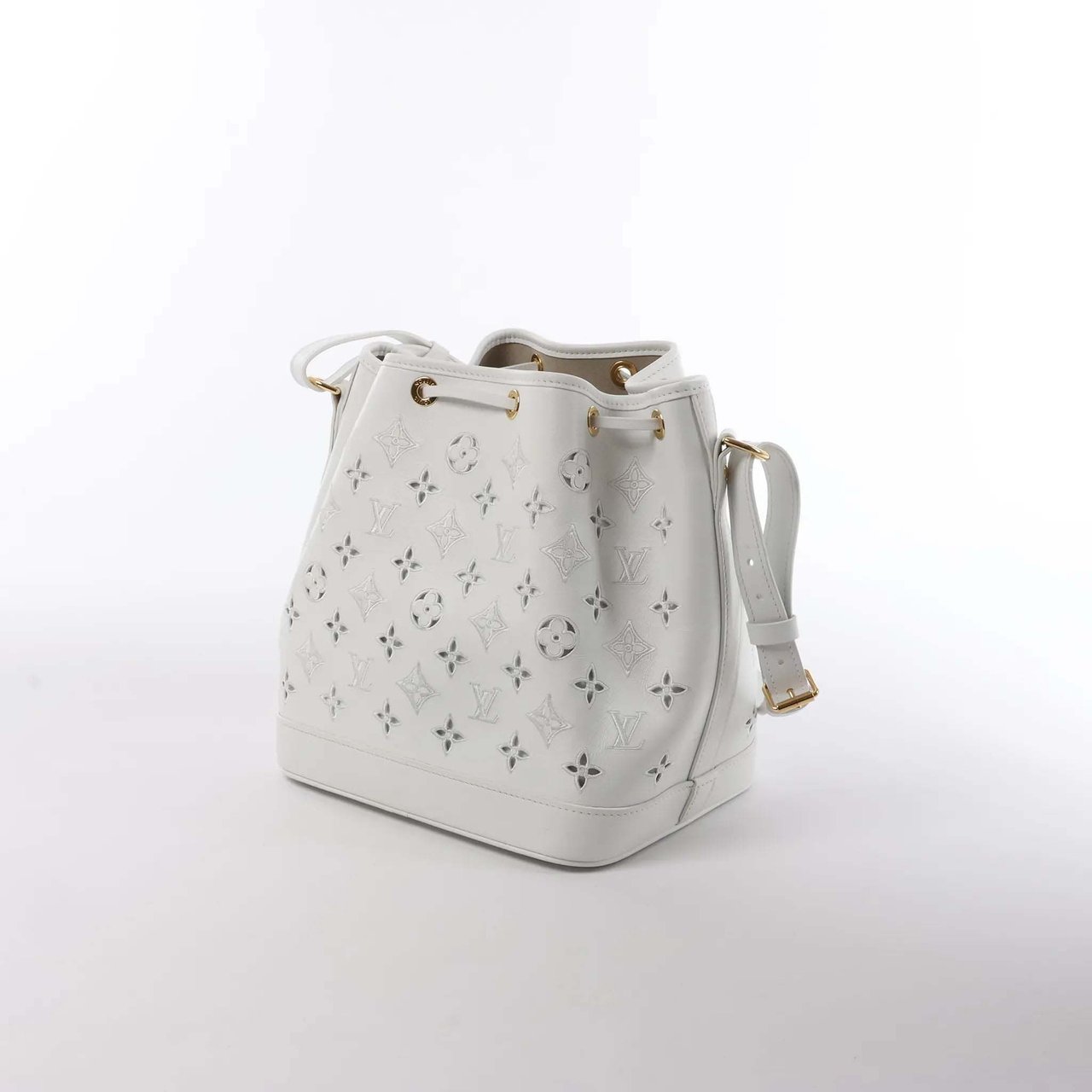 Louis Vuitton Petit Noe NM Monogram Cutout Shoulder Bag in White M20740 Wit