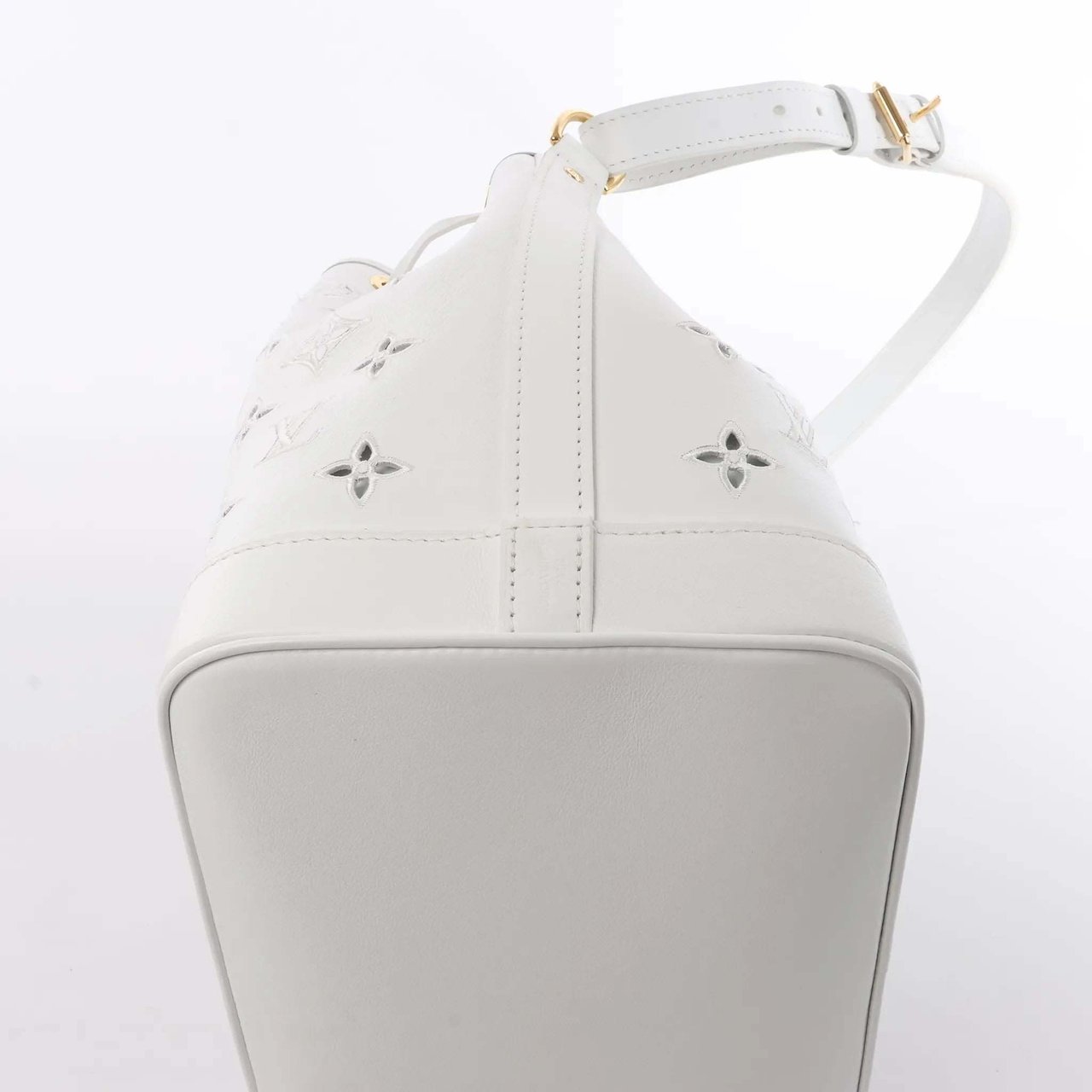 Louis Vuitton Petit Noe NM Monogram Cutout Shoulder Bag in White M20740 Wit