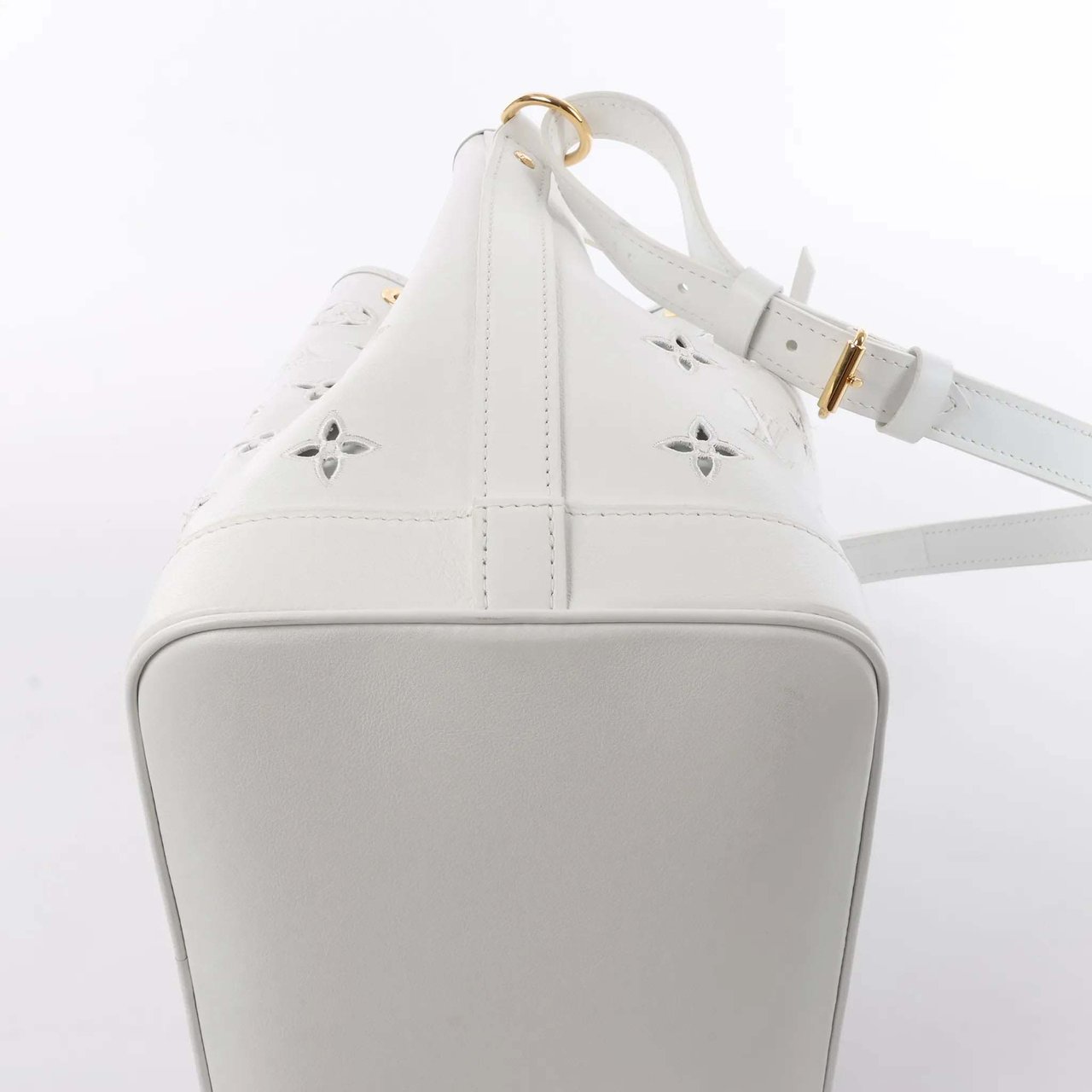 Louis Vuitton Petit Noe NM Monogram Cutout Shoulder Bag in White M20740 Wit