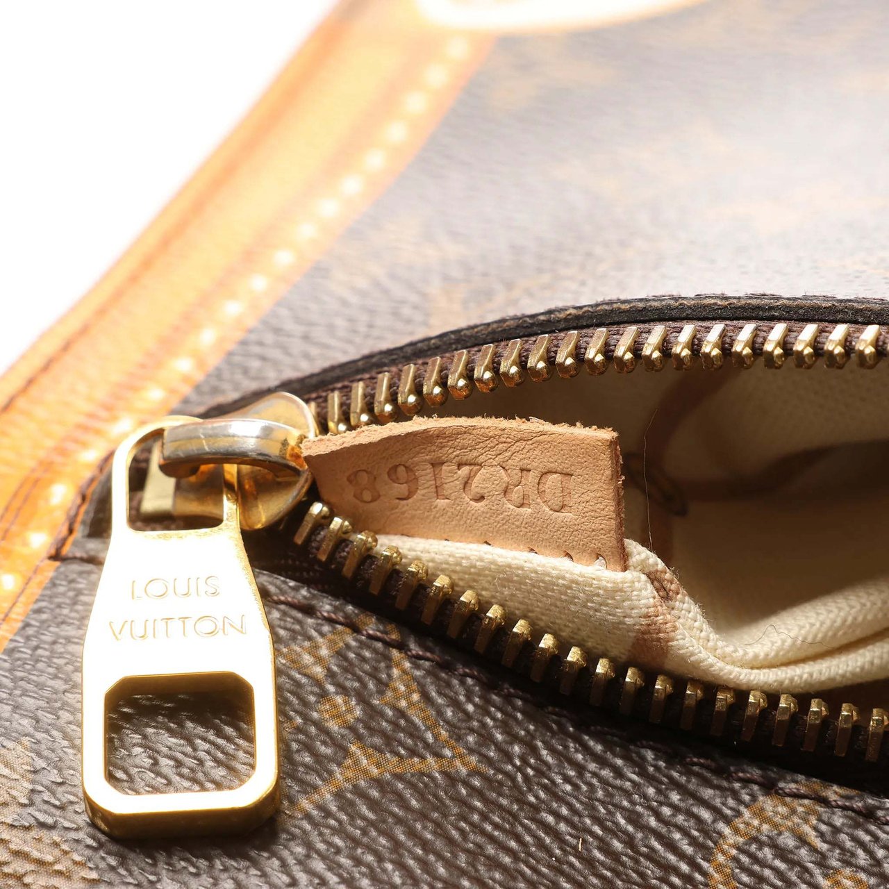 Louis Vuitton Metis Summer Trunk Pochette Monogram Crossbody Bag in Brown M43628 Bruin