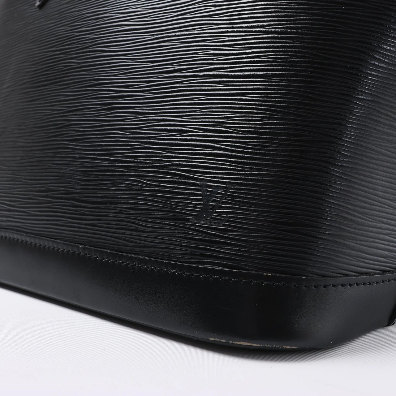 Louis Vuitton Alma PM Epi Leather Handbag in Black M52142 Zwart