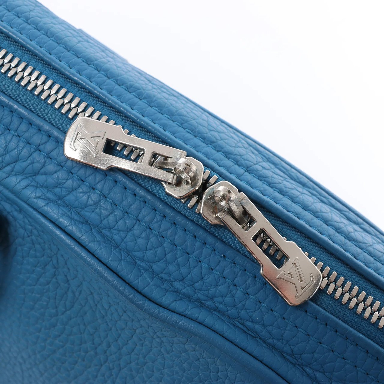 Louis Vuitton Porte Documents Voyages Cuir Taurillon Handbag in Blue M56000 Blauw
