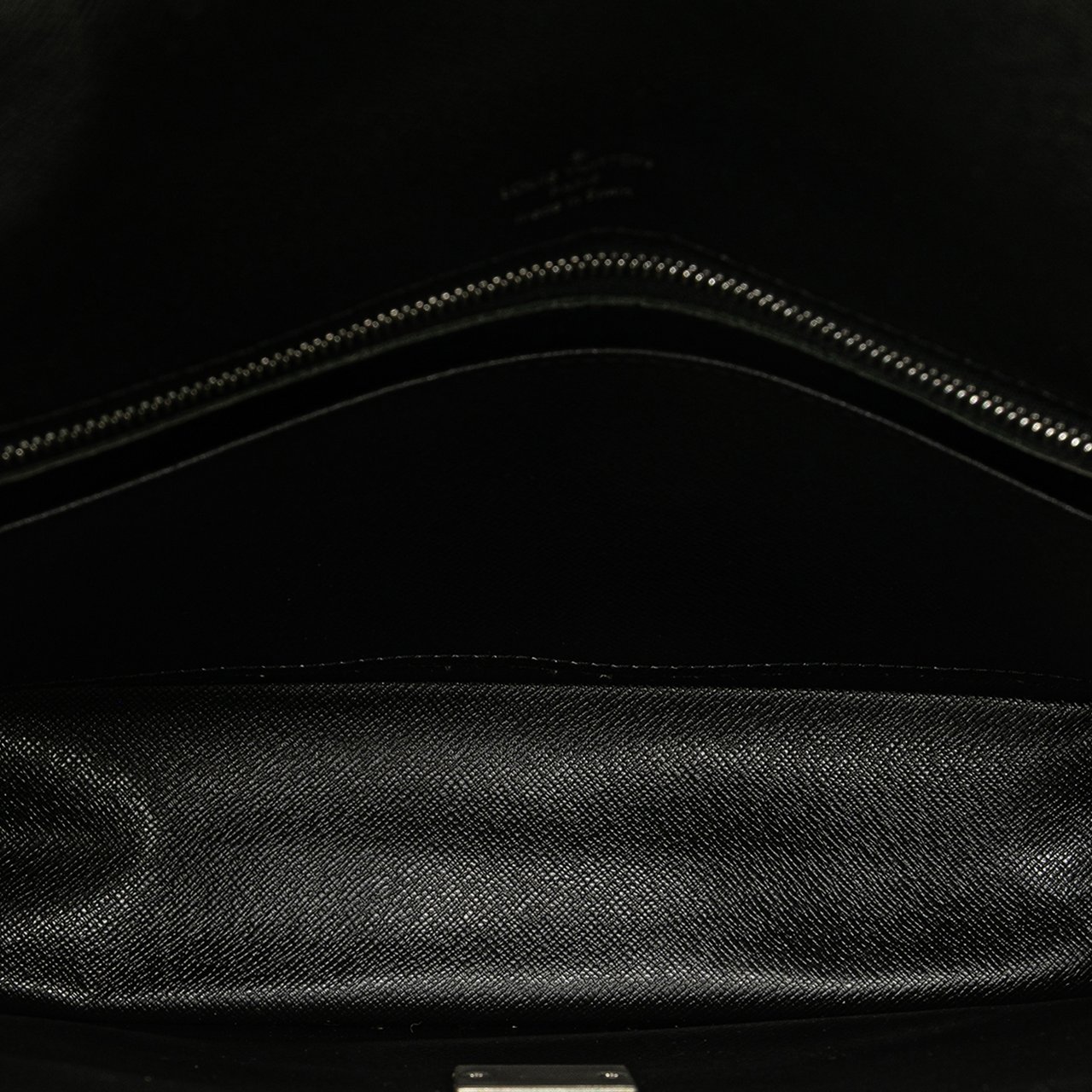 Louis Vuitton Taiga Selenga Zwart