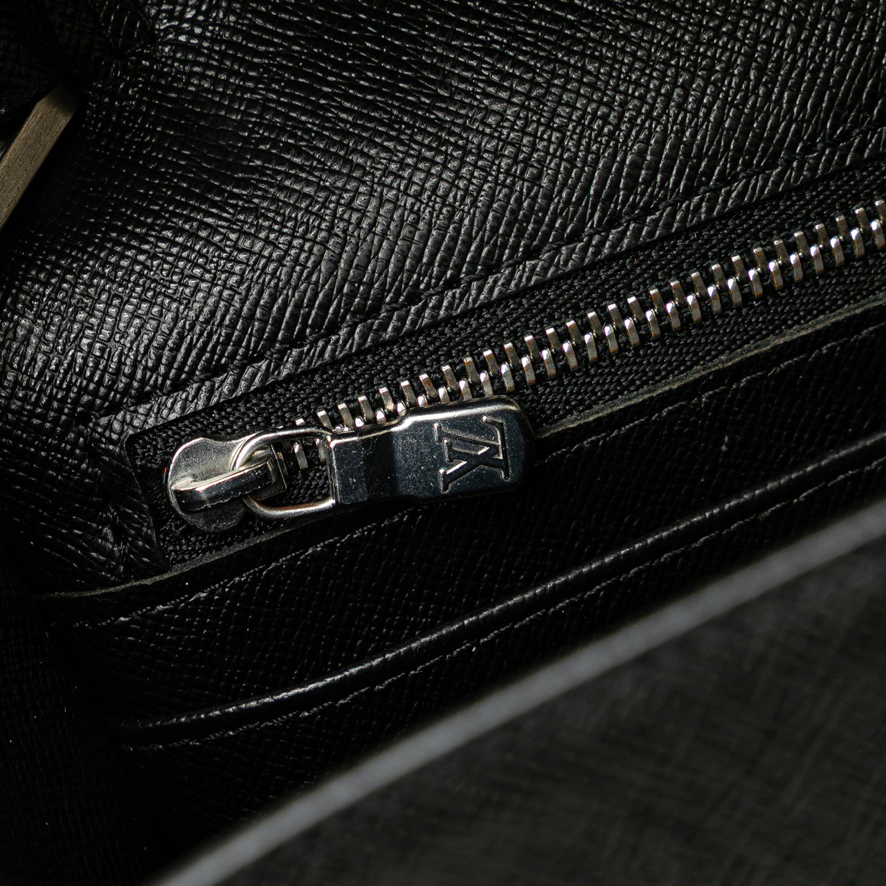 Louis Vuitton Taiga Selenga Zwart