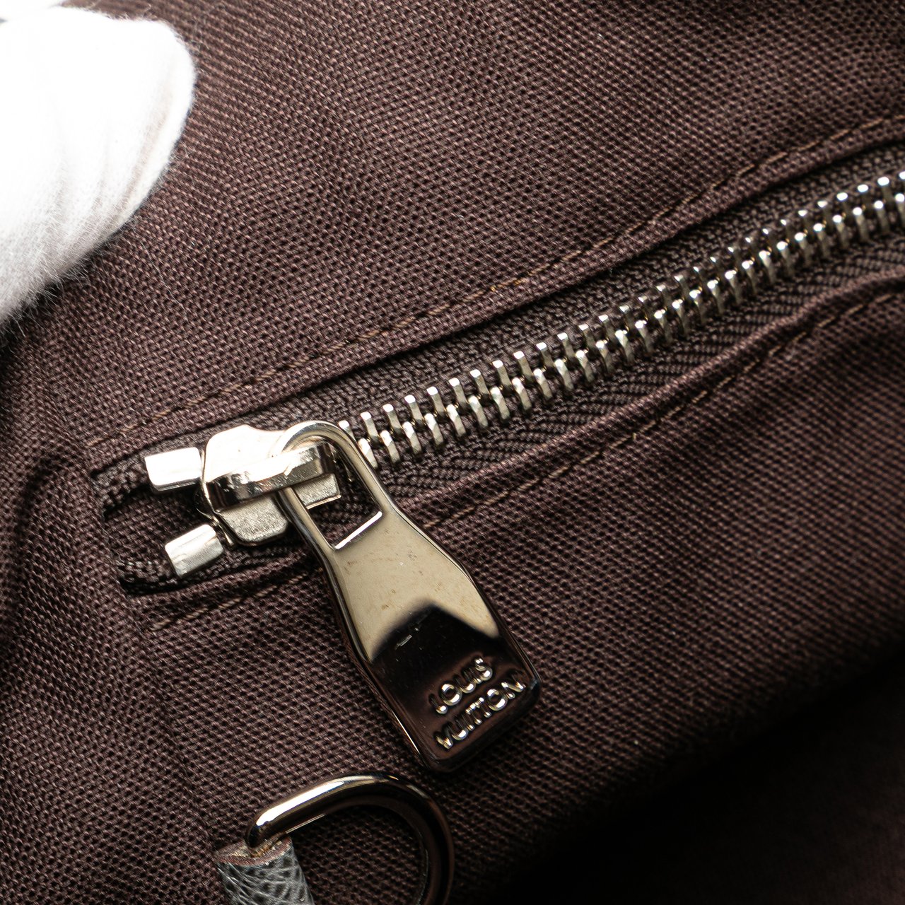 Louis Vuitton Taiga Roman MM Grijs