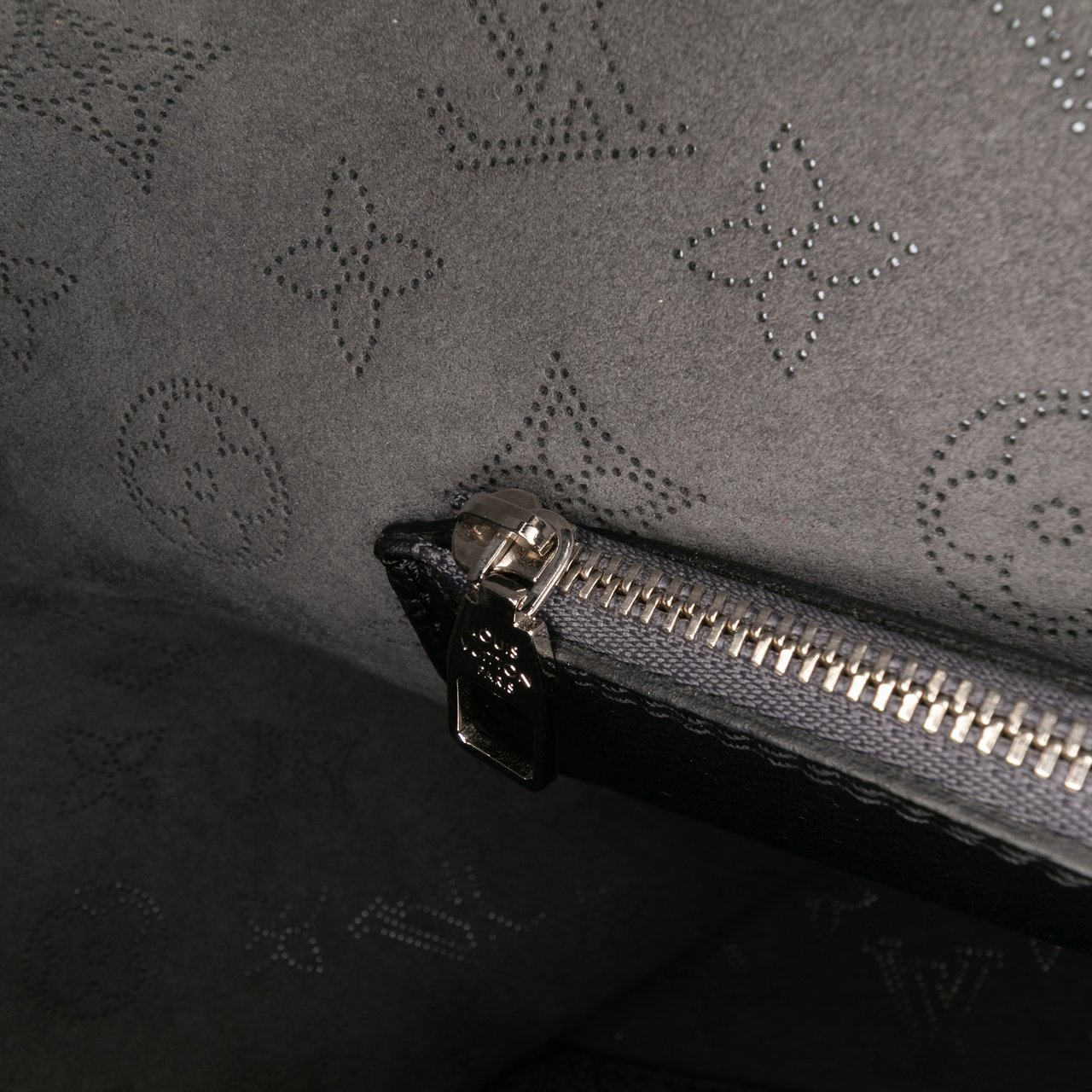 Louis Vuitton Monogram Mahina Carmel Zwart