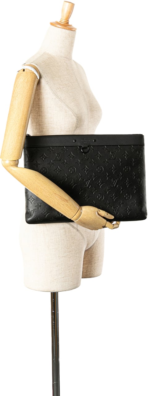 Louis Vuitton Monogram Shadow Discovery Pochette Zwart