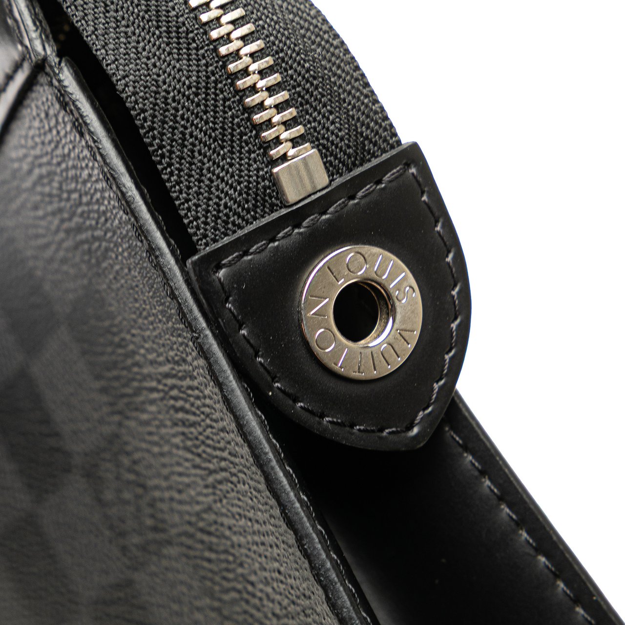 Louis Vuitton Damier Graphite Pochette Voyage MM Grijs