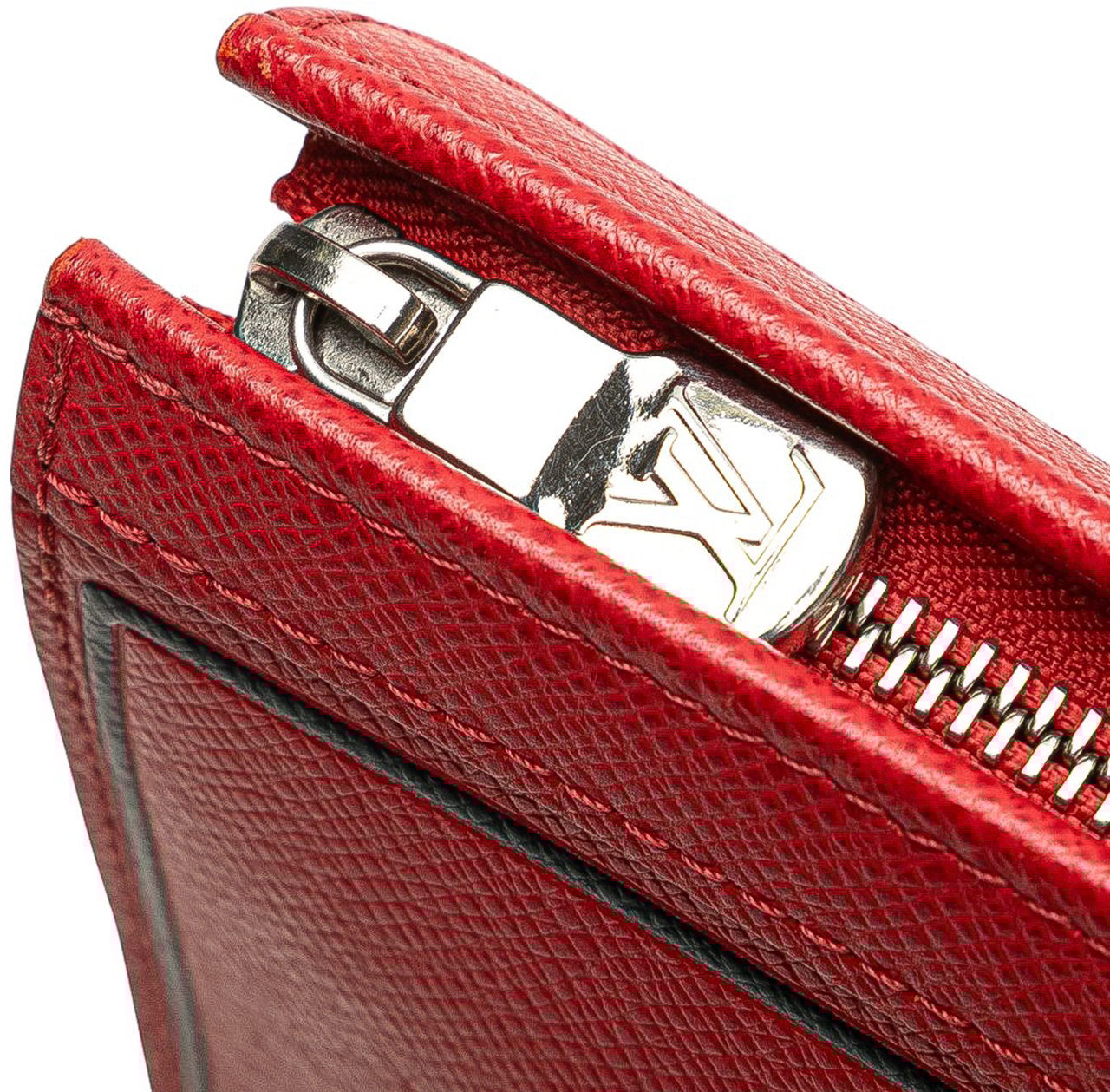 Louis Vuitton Taiga Pochette Voyage MM Rood