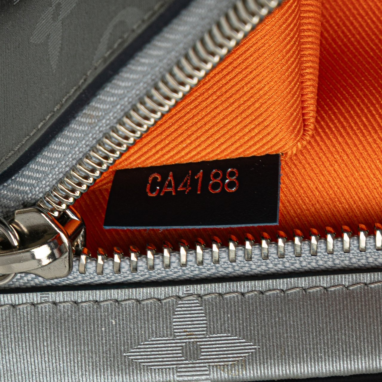 Louis Vuitton Monogram Satellite Alpha Clutch Grijs