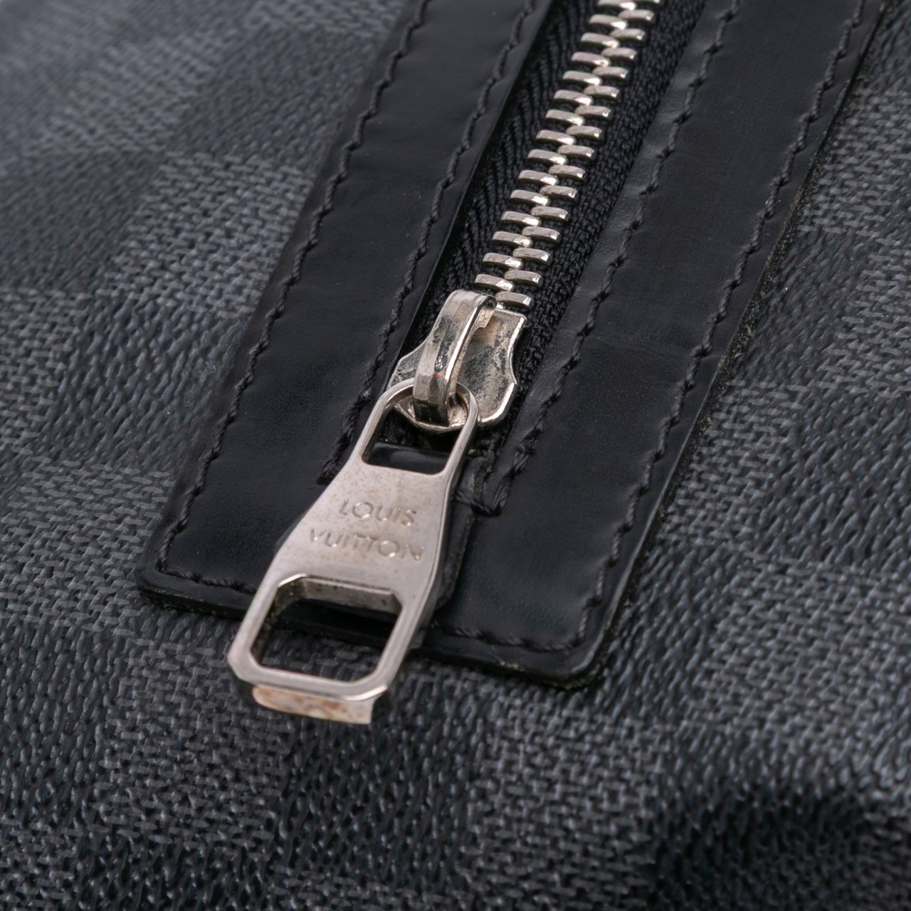 Louis Vuitton Damier Graphite Mick MM Zwart