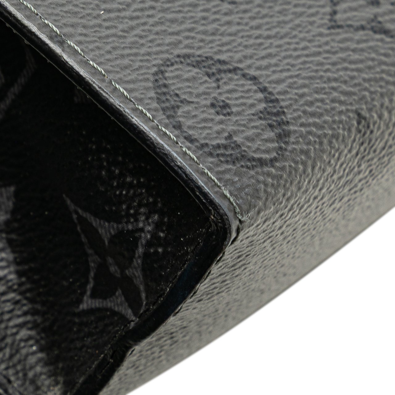 Louis Vuitton Monogram Eclipse Reverse Pochette Voyage MM Grijs
