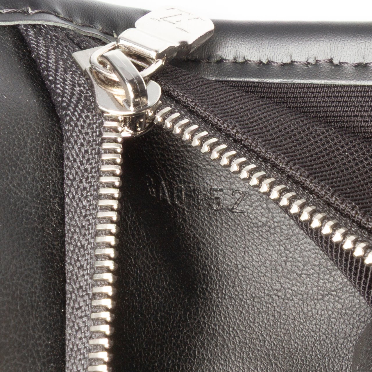 Louis Vuitton Damier Graphite Hanging Toiletry Kit Pouch Zwart