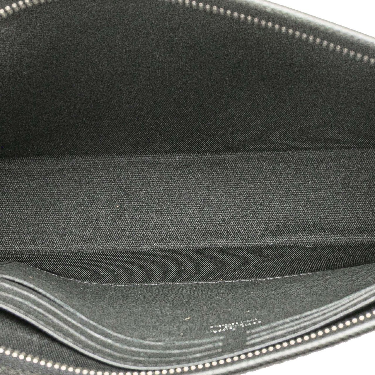 Louis Vuitton Taiga Pochette Voyage MM Zwart