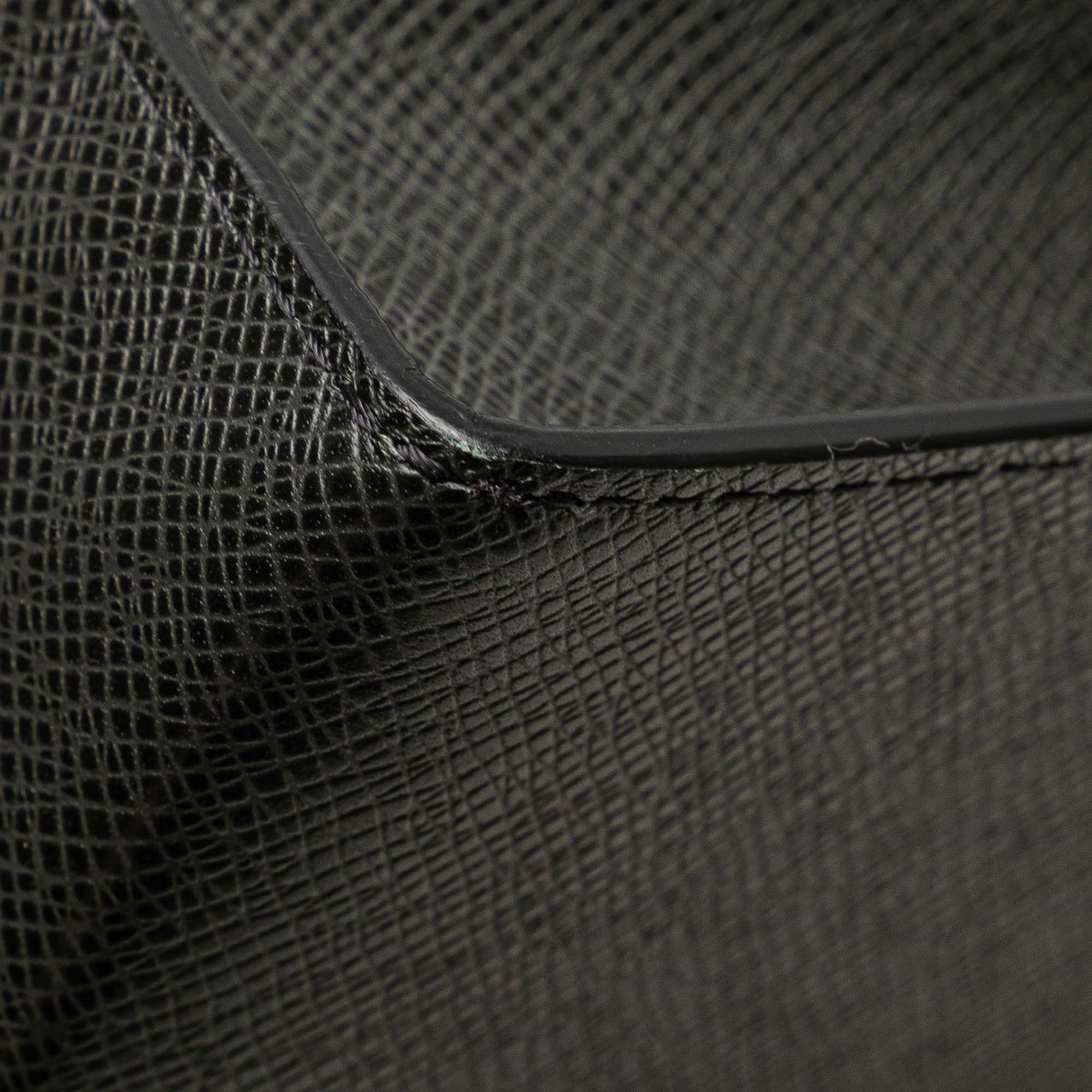 Louis Vuitton Taiga Pochette Voyage MM Zwart