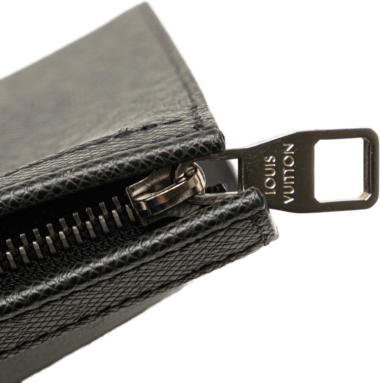 Louis Vuitton Taiga Pochette Voyage MM Zwart