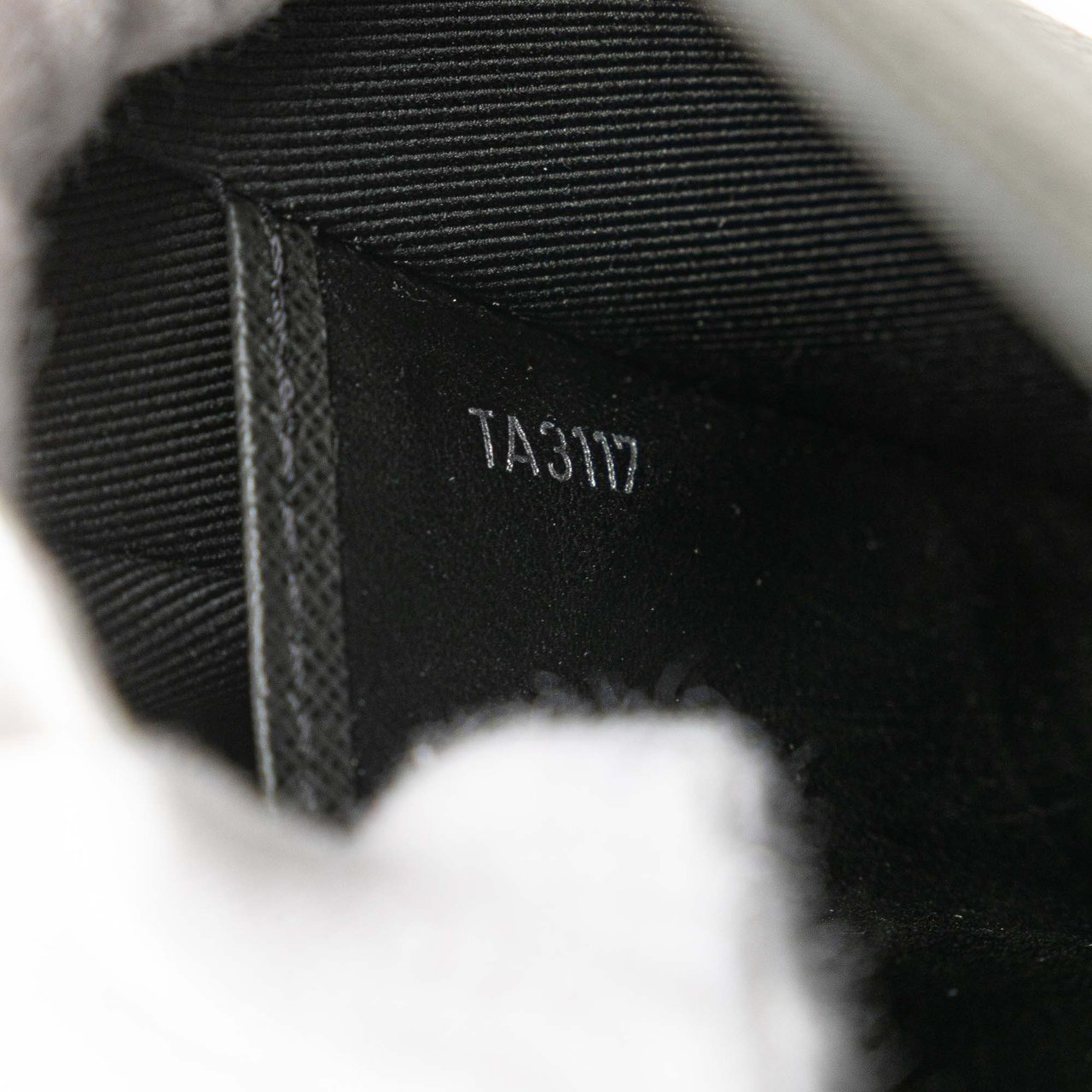 Louis Vuitton Taiga Pochette Voyage MM Zwart
