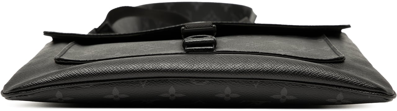 Louis Vuitton Taigarama Outdoor Flap Messenger Zwart