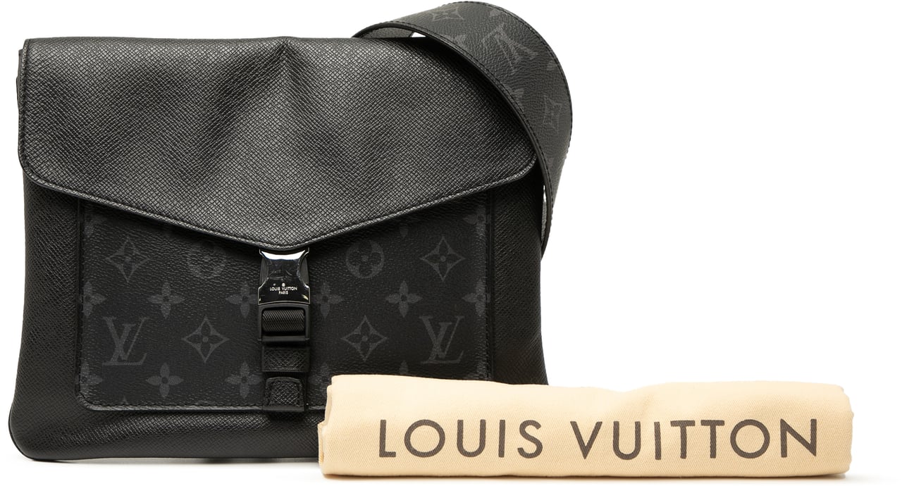 Louis Vuitton Taigarama Outdoor Flap Messenger Zwart