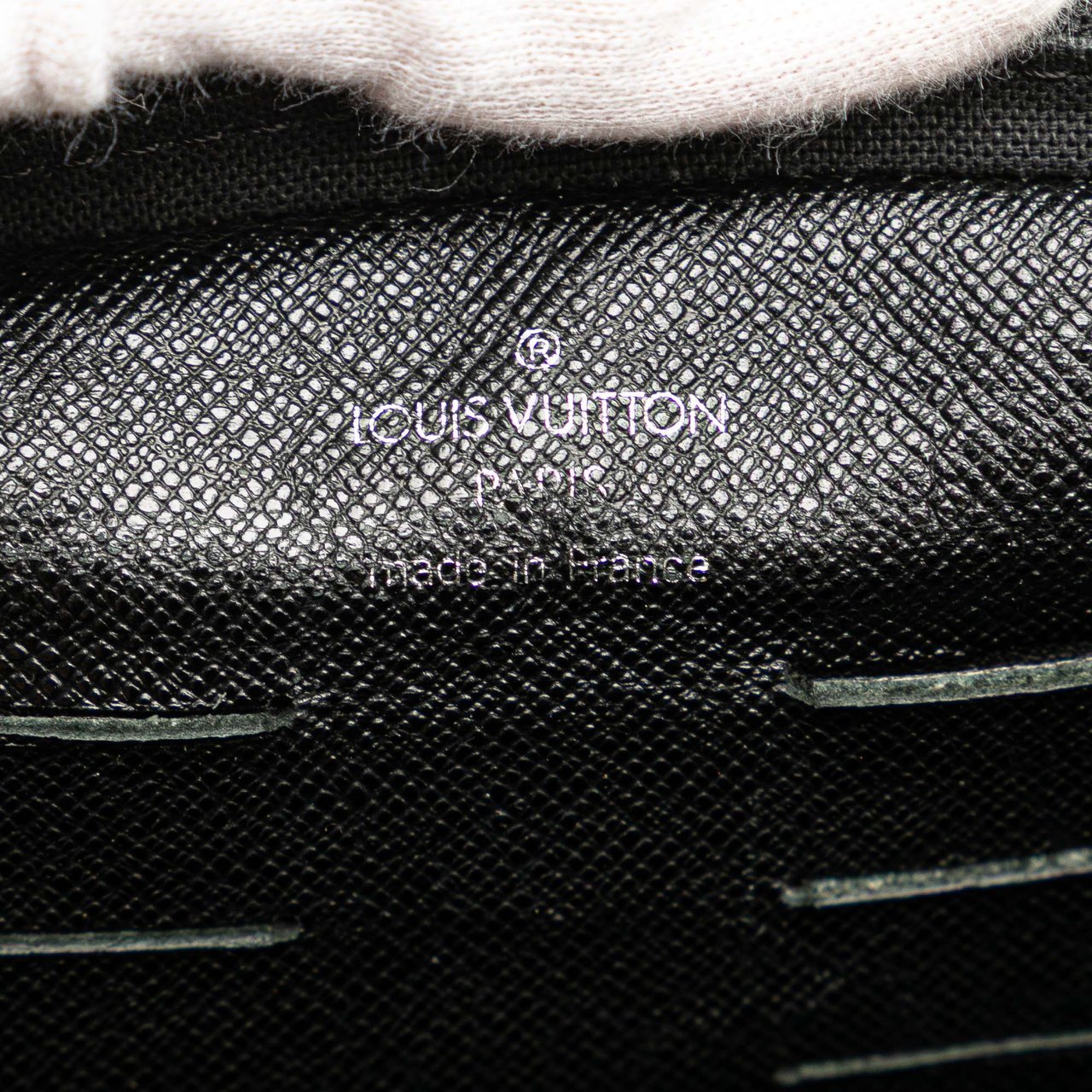 Louis Vuitton Taiga Neo Pavel Clutch Zwart