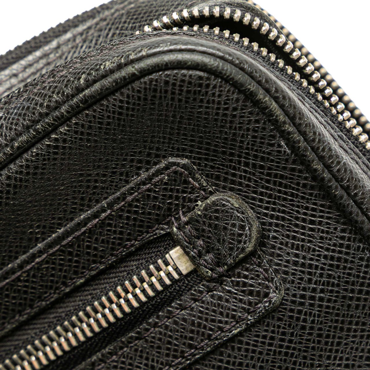 Louis Vuitton Taiga Neo Pavel Clutch Zwart