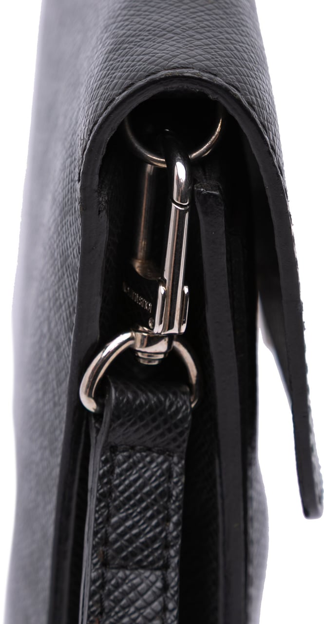 Louis Vuitton Taiga Belaia Clutch Zwart