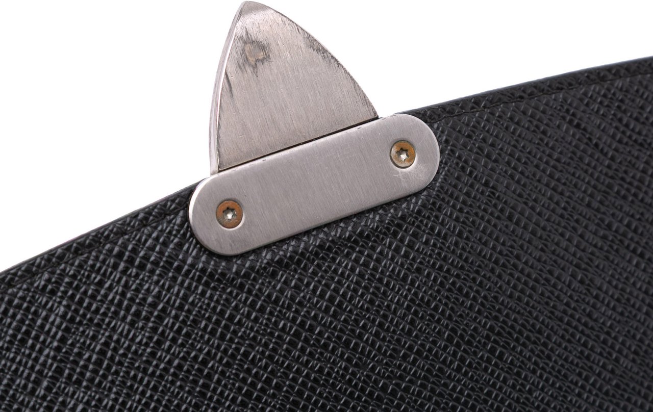 Louis Vuitton Taiga Belaia Clutch Zwart