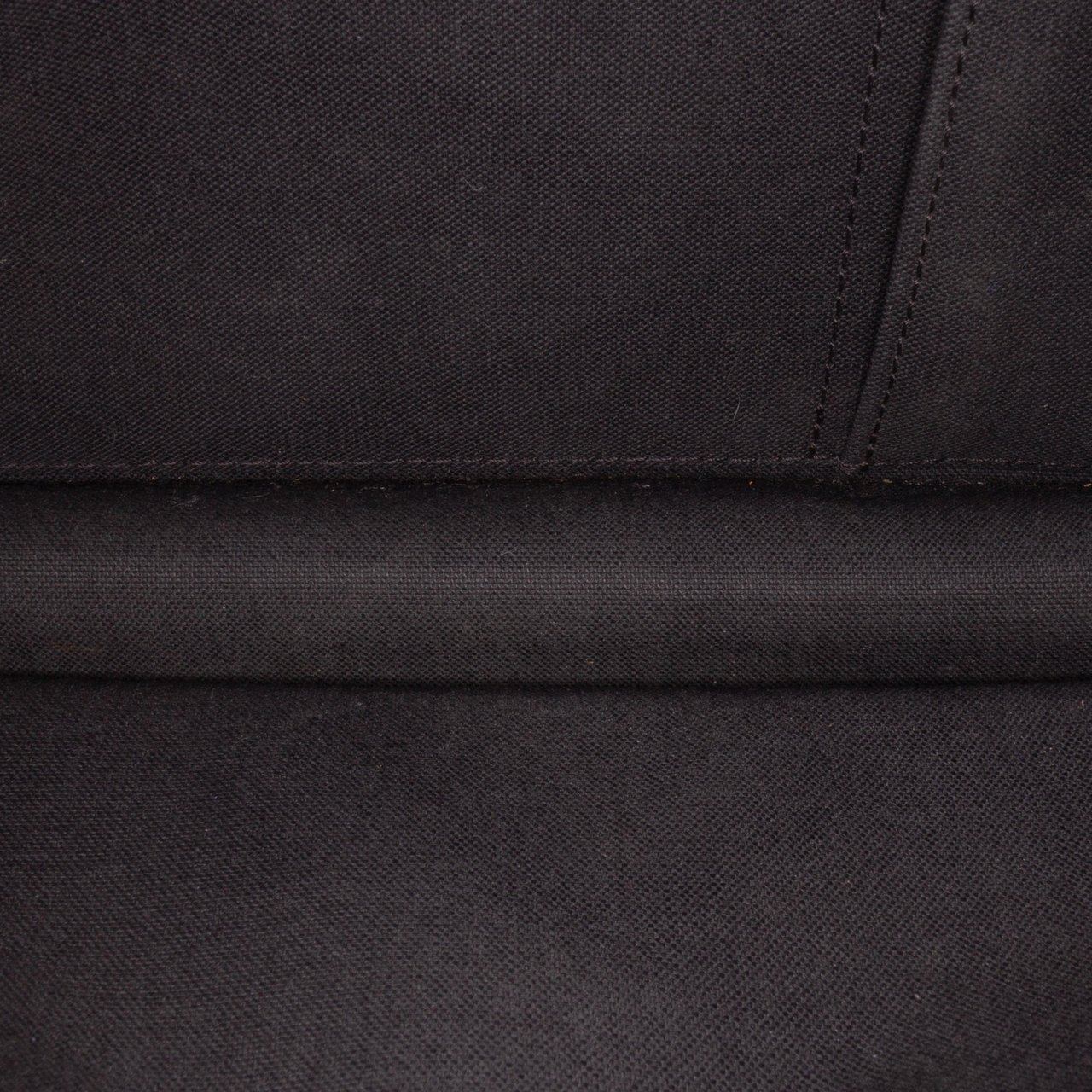 Louis Vuitton Taiga Belaia Clutch Zwart
