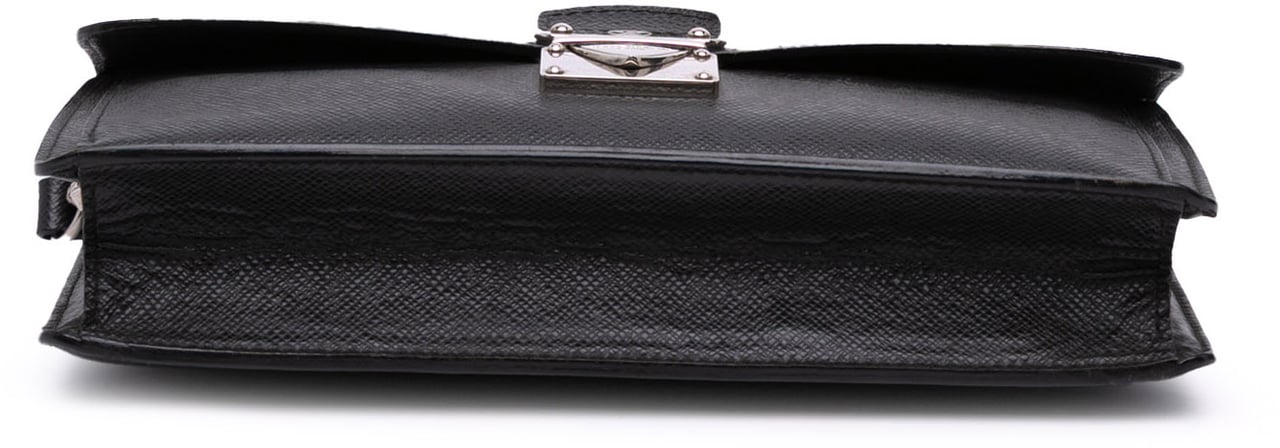 Louis Vuitton Taiga Belaia Clutch Zwart