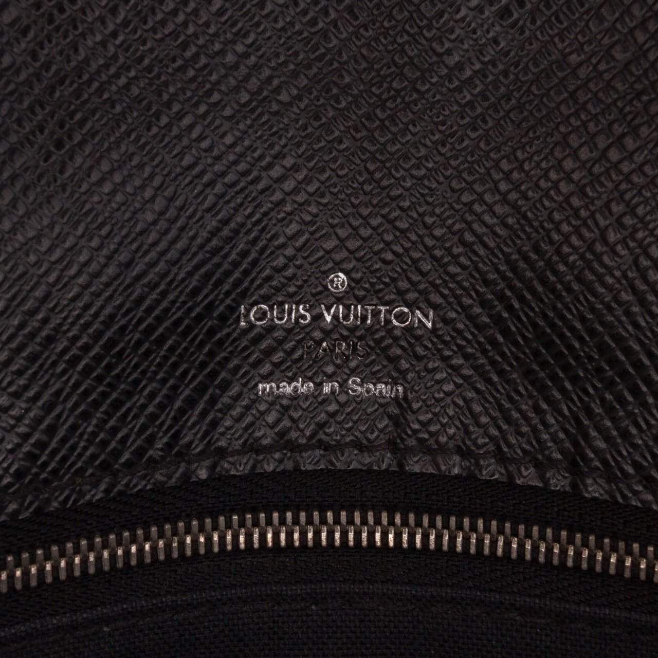 Louis Vuitton Taiga Belaia Clutch Zwart