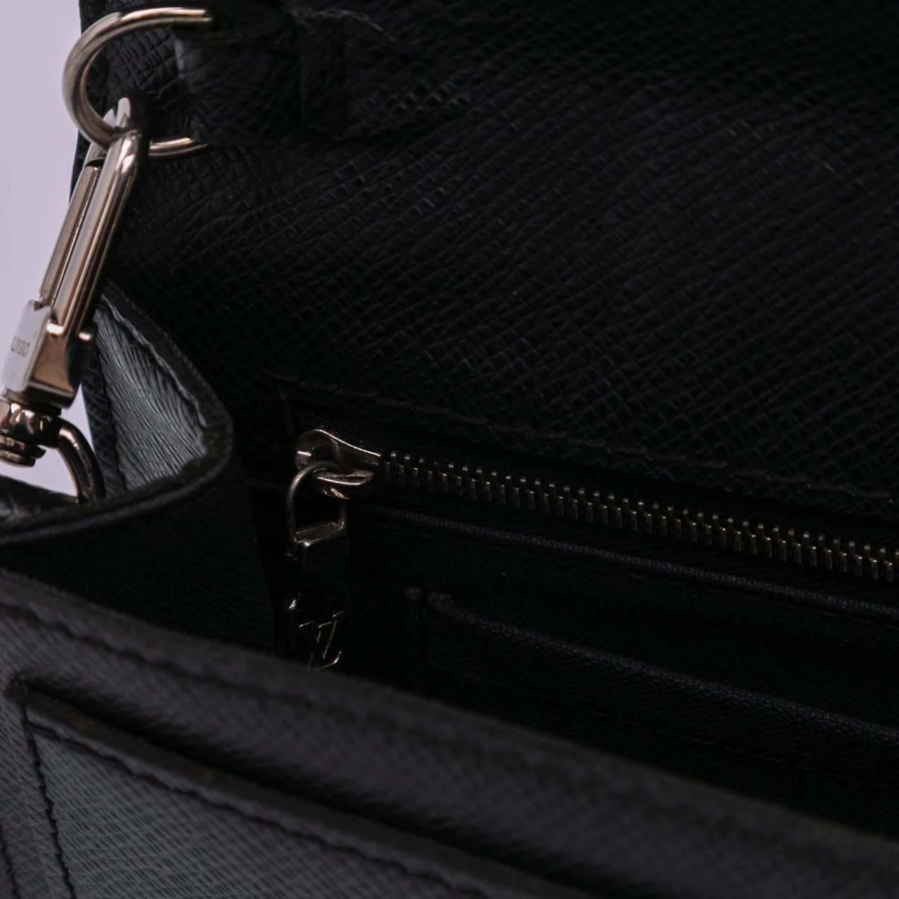 Louis Vuitton Taiga Belaia Clutch Zwart