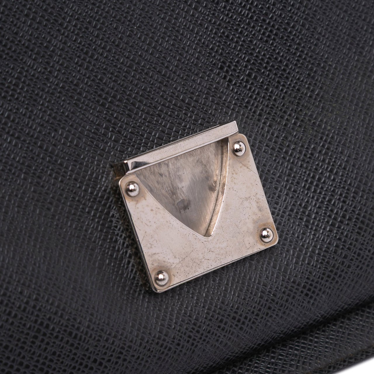 Louis Vuitton Taiga Belaia Clutch Zwart