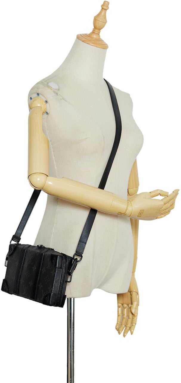 Louis Vuitton Monogram Eclipse Soft Trunk Wallet Crossbody Zwart