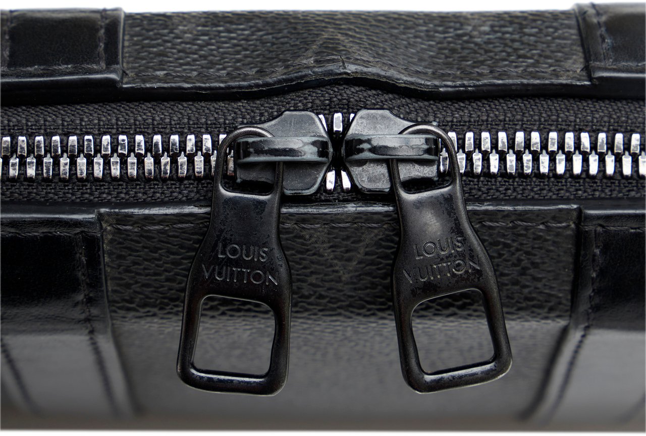 Louis Vuitton Monogram Eclipse Soft Trunk Wallet Crossbody Zwart