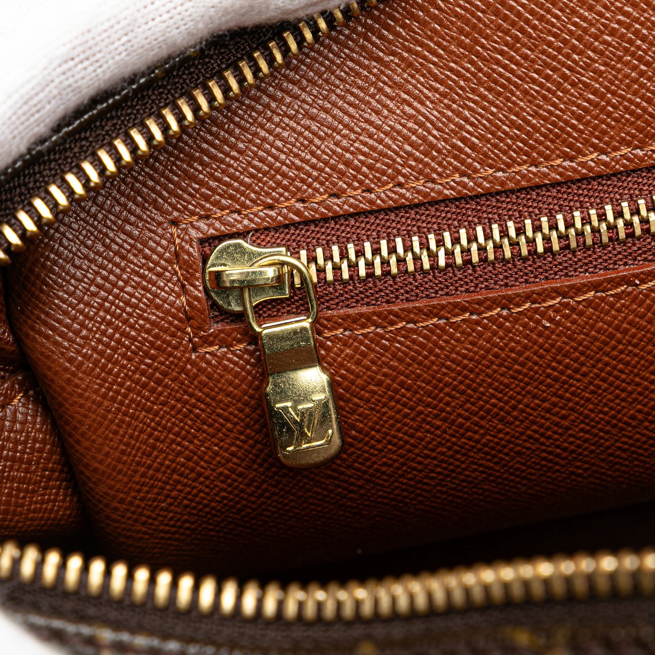 Louis Vuitton Monogram Nil Crossbody Bruin